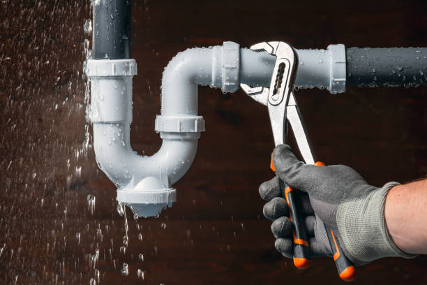 Professional Emergency Plumber technician working in Hull, IA